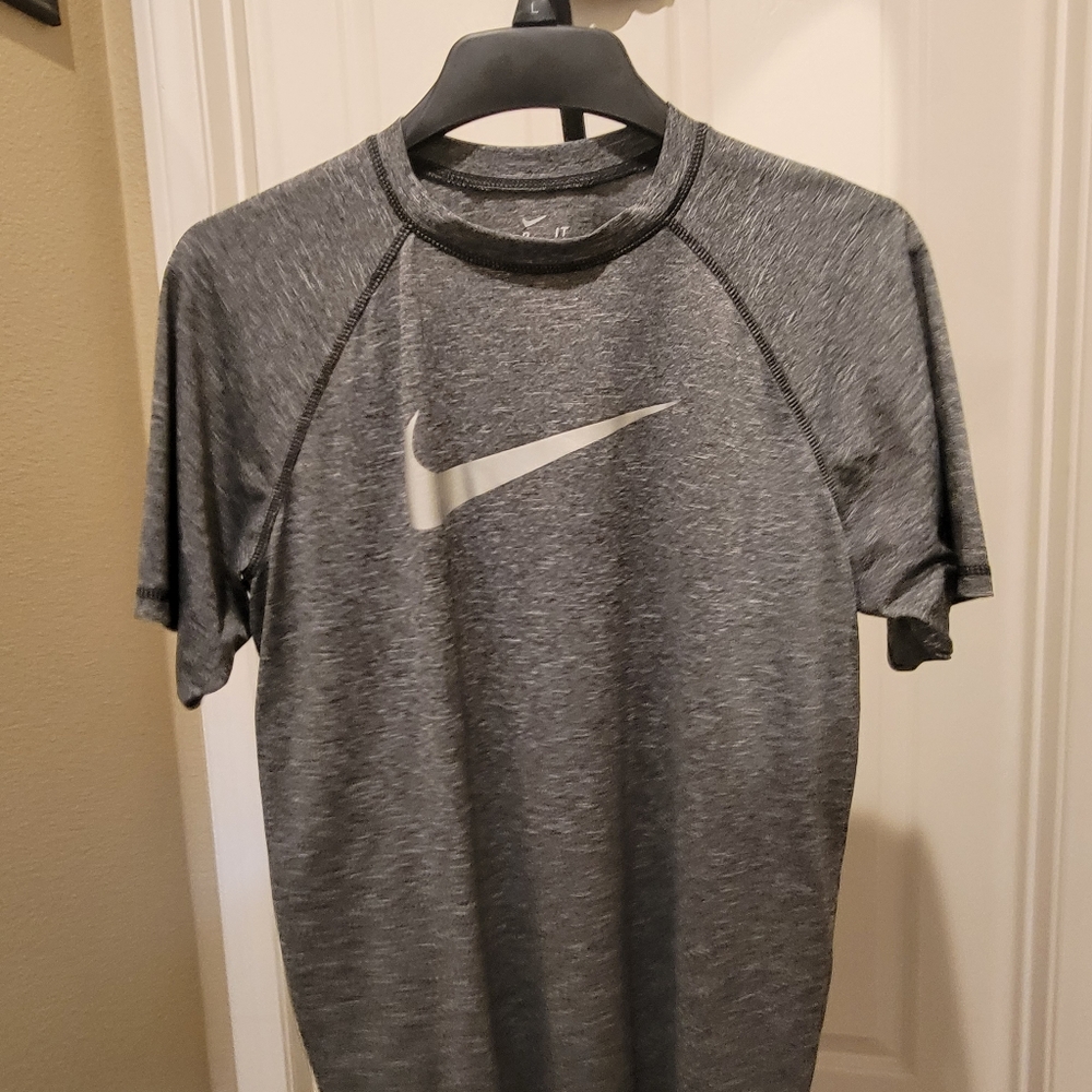 Men's bundle of 3 Nike drifit shirts.